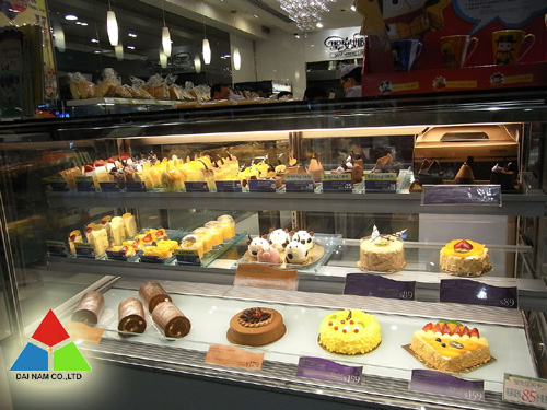 Tủ trưng bày bánh sinh nhật giúp bảo quản bánh được lâu,vệ sinh an toàn thực phẩm